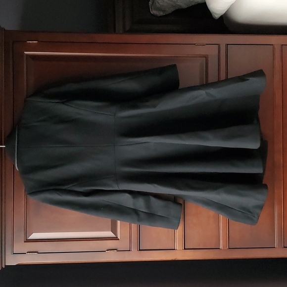 Eli Tahari, Size Small, Black coat, Shell 70% Wool 30% Polyamide, worn once. - Picture 2 of 4